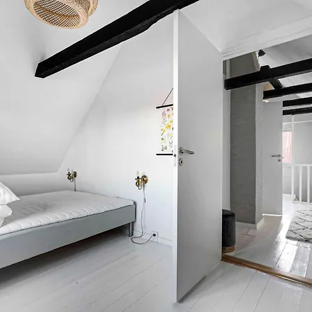 Lovely In Idyllic Surroundings 론네