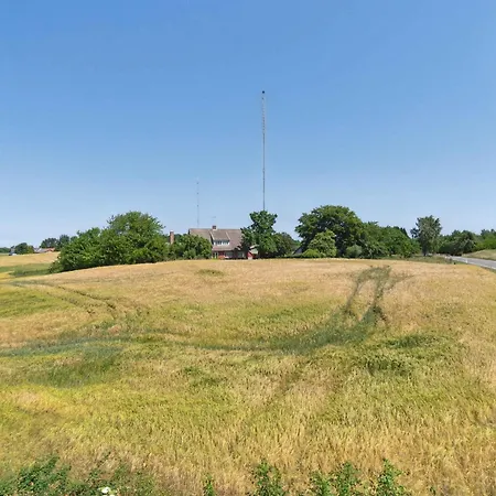 Lovely In Idyllic Surroundings *