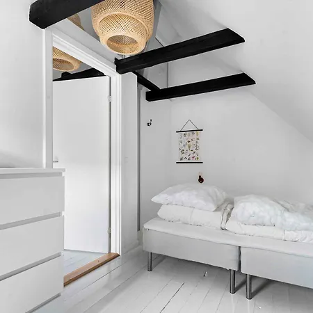 Lovely In Idyllic Surroundings 론네