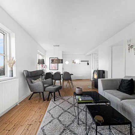 Lovely In Idyllic Surroundings 론네