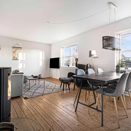 Lovely In Idyllic Surroundings 펜션 *